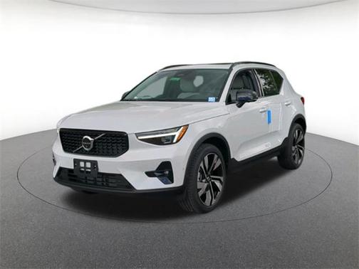 2025 Volvo XC40 B5 Plus Dark Theme