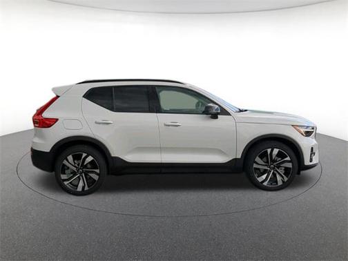 2025 Volvo XC40 B5 Plus Dark Theme
