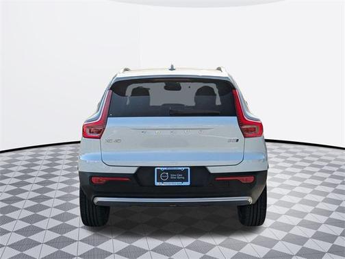 2025 Volvo XC40 B5 Core Bright Theme