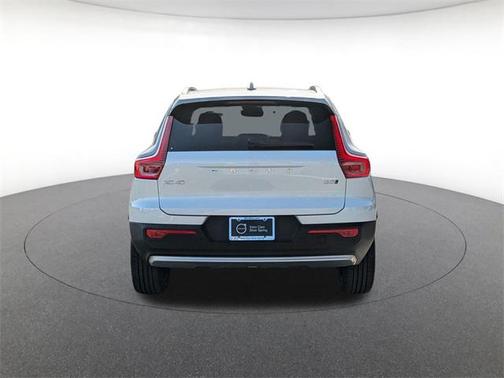 2025 Volvo XC40 B5 Core Bright Theme