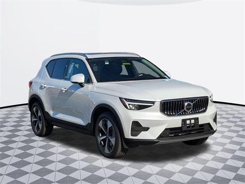 2025 Volvo XC40 B5 Core Bright Theme