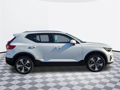 2025 Volvo XC40 B5 Core Bright Theme