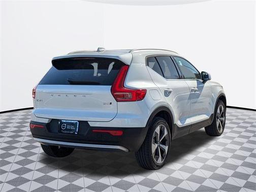 2025 Volvo XC40 B5 Core Bright Theme