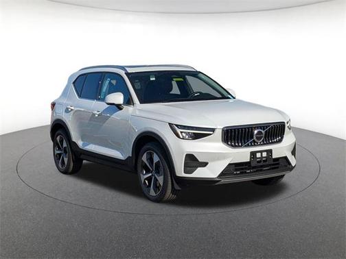 2025 Volvo XC40 B5 Core Bright Theme