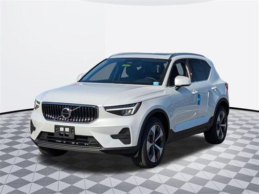 2025 Volvo XC40 B5 Core Bright Theme