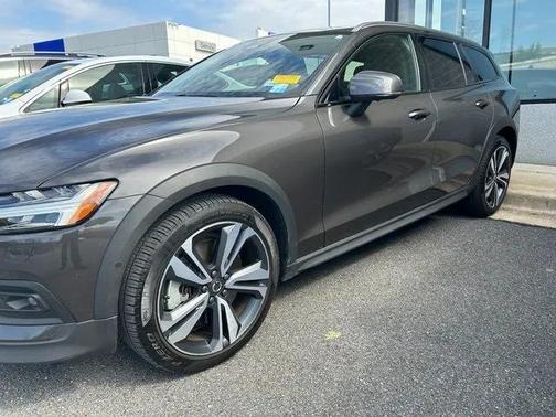 2023 Volvo V60 Cross Country B5 Plus