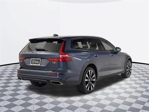 2022 Volvo V60 Cross Country T5