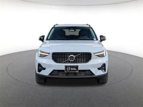 2026 Volvo XC40 Plus, B5 AWD Gas (mild hybrid), Dark