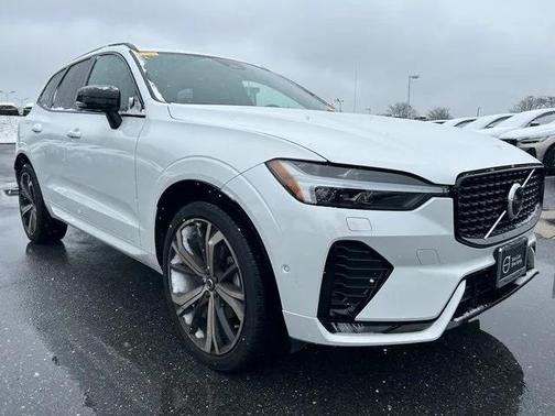 2023 Volvo XC60 B5 Ultimate Dark Theme