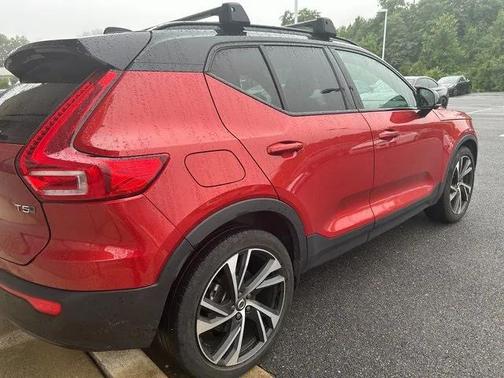 2022 Volvo XC40 T5 R-Design