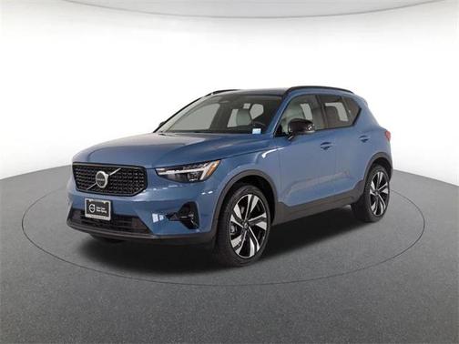 2025 Volvo XC40 B5 Ultra Dark Theme