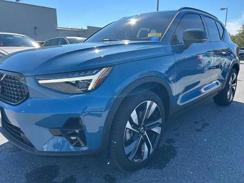 2025 Volvo XC40 B5 Ultra Dark Theme