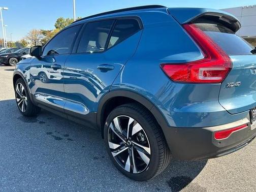 2025 Volvo XC40 B5 Ultra Dark Theme