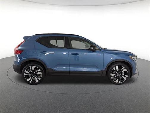 2025 Volvo XC40 B5 Ultra Dark Theme