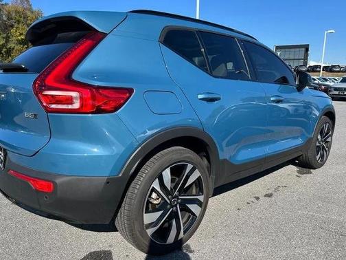 2025 Volvo XC40 B5 Ultra Dark Theme