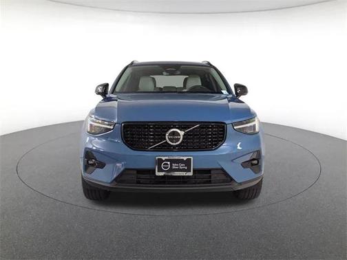 2025 Volvo XC40 B5 Ultra Dark Theme