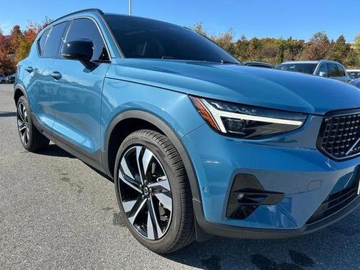 2025 Volvo XC40 B5 Ultra Dark Theme