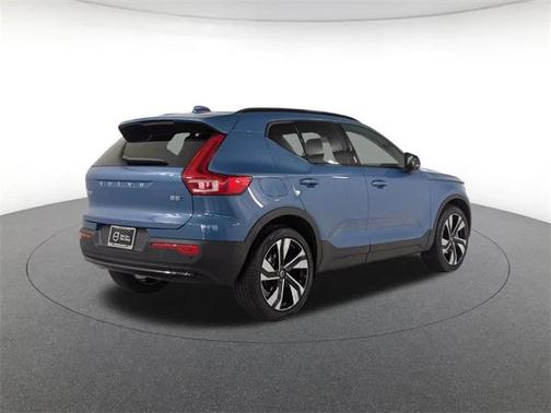 2025 Volvo XC40 B5 Ultra Dark Theme