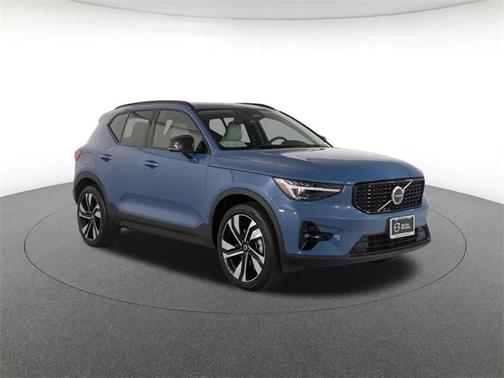 2025 Volvo XC40 B5 Ultra Dark Theme