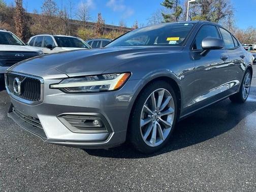 2021 Volvo S60 T5 Momentum