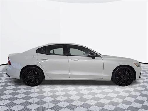 2024 Volvo S60 Recharge Plug-In Hybrid T8 Ultimate Black Edition