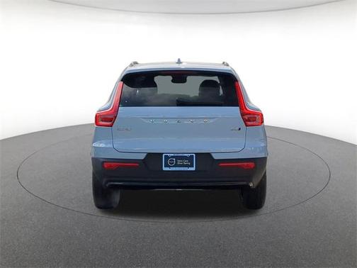 2026 Volvo XC40 Plus, B5 AWD Gas (mild hybrid), Dark