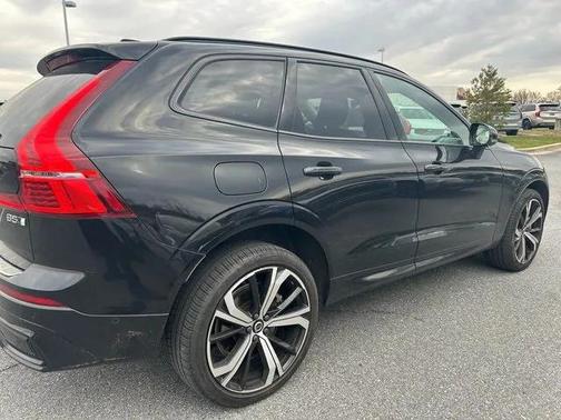 2023 Volvo XC60 B5 Ultimate Dark Theme