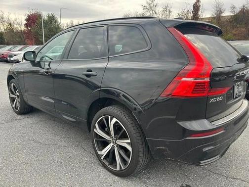 2023 Volvo XC60 B5 Ultimate Dark Theme