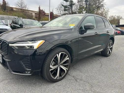 2023 Volvo XC60 B5 Ultimate Dark Theme