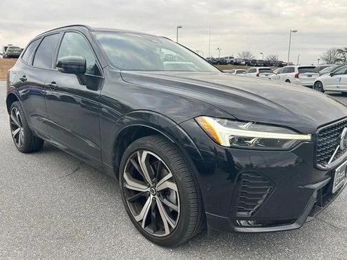 2023 Volvo XC60 B5 Ultimate Dark Theme