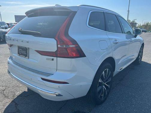 Crystal White Metallic 2023 Volvo XC60 B5 Plus Bright Theme