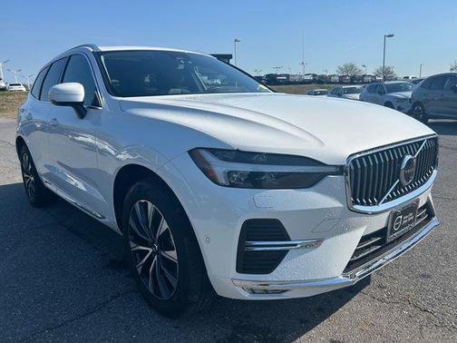 Crystal White Metallic 2023 Volvo XC60 B5 Plus Bright Theme