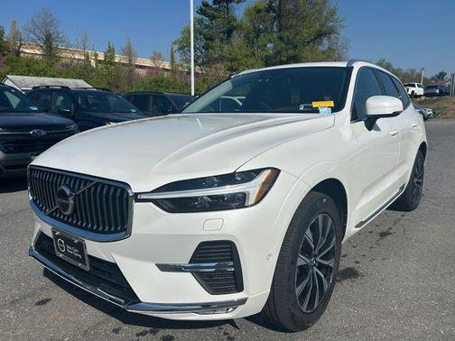 Crystal White Metallic 2023 Volvo XC60 B5 Plus Bright Theme