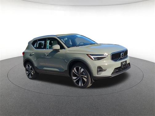 2025 Volvo XC40 B5 Ultra Bright Theme