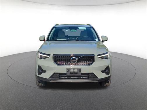 2025 Volvo XC40 B5 Ultra Bright Theme