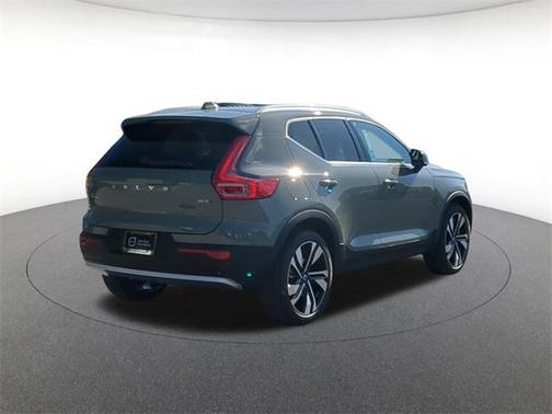 2025 Volvo XC40 B5 Ultra Bright Theme