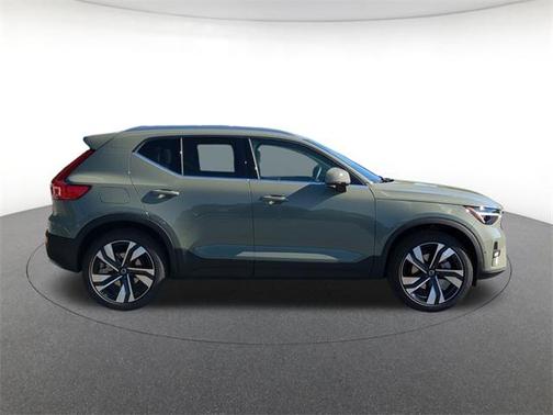 2025 Volvo XC40 B5 Ultra Bright Theme