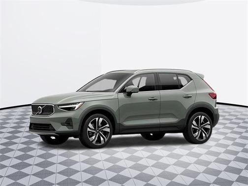 2025 Volvo XC40 B5 Ultra Bright Theme