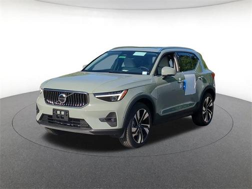 2025 Volvo XC40 B5 Ultra Bright Theme