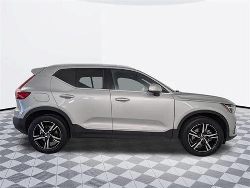 2025 Volvo XC40 B5 Core Bright Theme