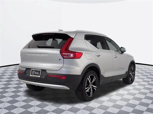 2025 Volvo XC40 B5 Core Bright Theme