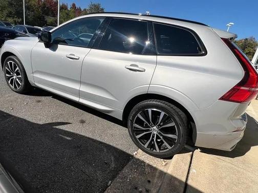 2023 Volvo XC60 B5 Plus Dark Theme