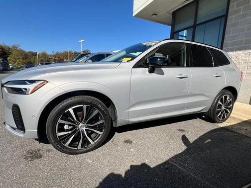 2023 Volvo XC60 B5 Plus Dark Theme