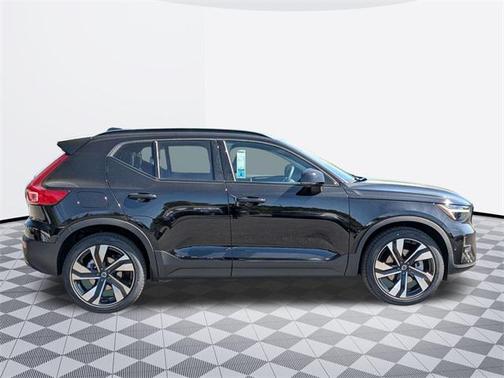 2025 Volvo XC40 B5 Ultra Dark Theme