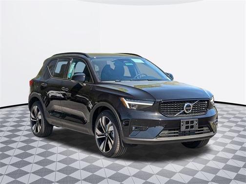2025 Volvo XC40 B5 Ultra Dark Theme