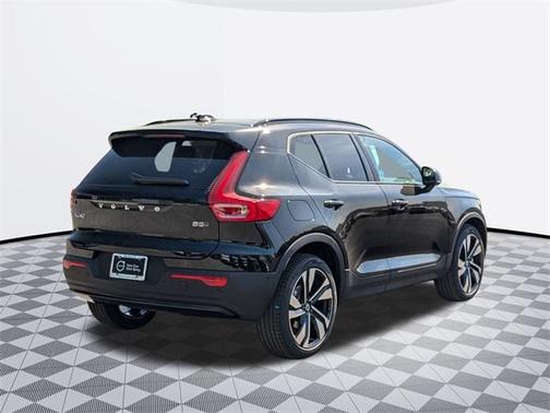 2025 Volvo XC40 B5 Ultra Dark Theme