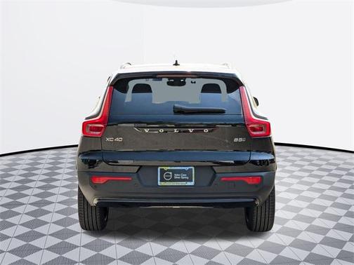 2025 Volvo XC40 B5 Ultra Dark Theme
