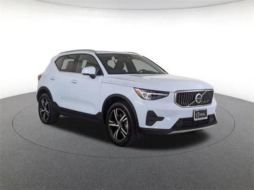 2025 Volvo XC40 B5 Core Bright Theme