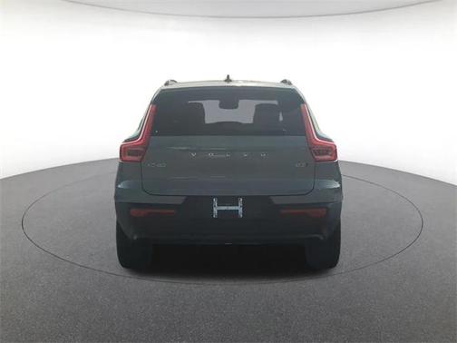 2026 Volvo XC40 B5 Plus