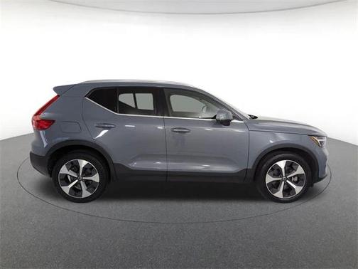 2023 Volvo XC40 B5 Plus Bright Theme